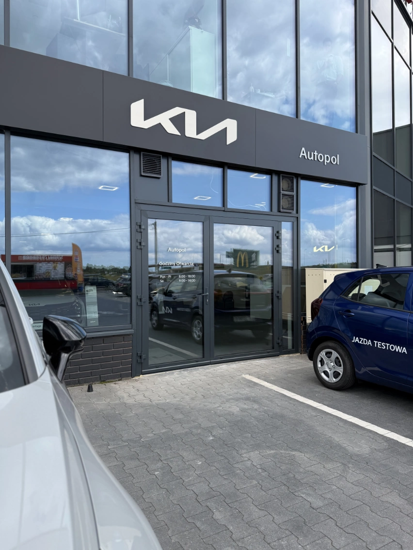 wejście do Kia Autopol Wiązowna Warszawa